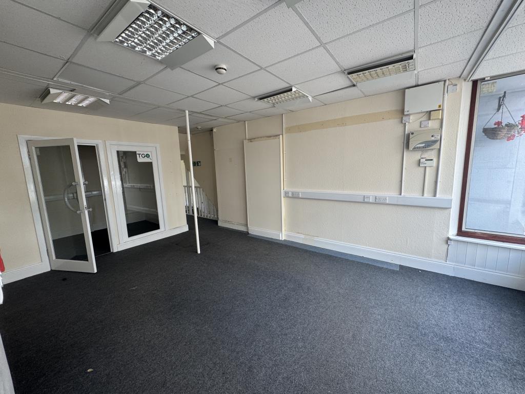 Lot: 28 - VACANT COMMERCIAL UNIT ARRANGED OVER THREE FLOORS AND SEPARATE WORKSHOP UNIT - Main office
